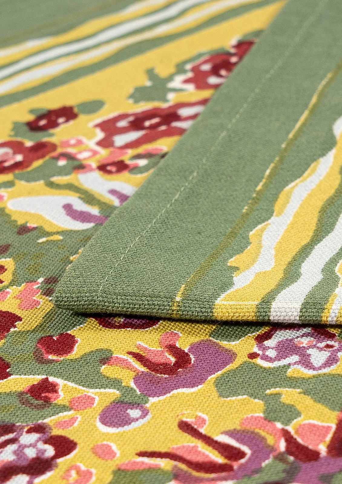 Jardin de Rouge Table Runner - Image 3